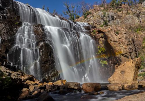 ein Regenbogen vor dem Wasserfall, Mackenzie Falls, The Grampians, Australien