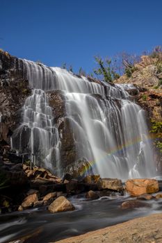 ein Regenbogen vor dem Wasserfall, Mackenzie Falls, The Grampians, Australien