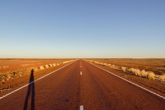 gerade Straße auf dem Stuart Highway befindet sich von Coober Pedy, Südaustralien, Australien