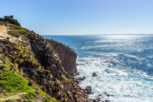 rote Felsen im Ozean vom Zinnenausblick, Phillips-Insel, Victoria, Australien
