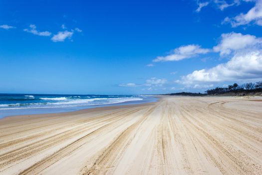 Hauptverkehrsstraße auf Fraser Island - breite nasse Sandstrandküste mit Blick auf den Pazifik - langer 75 Meilen langer Strand.