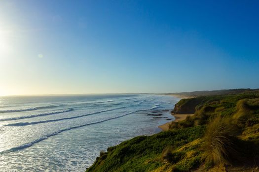 blauer Himmel am Kap Woolamai Strand bei Sonnenuntergang, Phillip Island, Victoria, Australien