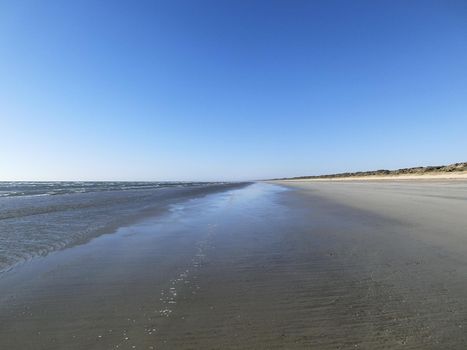 weißer Sandstrand im Coorong-Nationalpark, Südaustralien