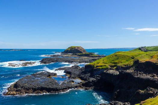 Die Nobbies in Phillip Island mit einem sauberen und windigen Wetter und sehr blauem Meer, Victoria, Australien