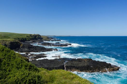 Phillip Island Nature Park - grüne Hügel und zerklüftete Küste Victoria Australien. Felsige Küste der Adligen in Philip Island Australien.