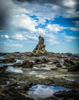 scharfe und raue Klippenfelsen, die aus dem Wasser der australischen Küste, Victoria, Australien hervorgehen