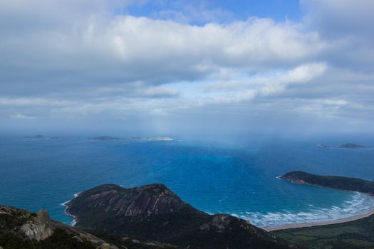 Die Sonne scheint durch die Wolken am Mount Oberon Summit Walk und Lookout im Wilsons Promontory National Park