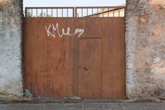 Beautiful couples, fields and landscapes of the Cordoba mountains in Spain. Photograph taken in the month of July. Rusty door with gratitti