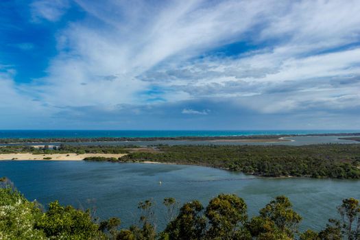 Blick über Lake King und die Küste in der Nähe von Lakes Entrance, Victoria, Australien.