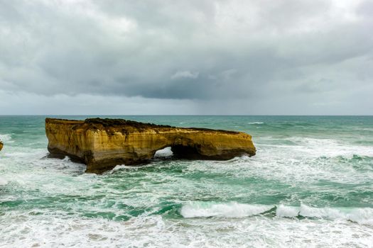 London Bridge an einem stürmischen Tag, Great Ocean Road, Victoria