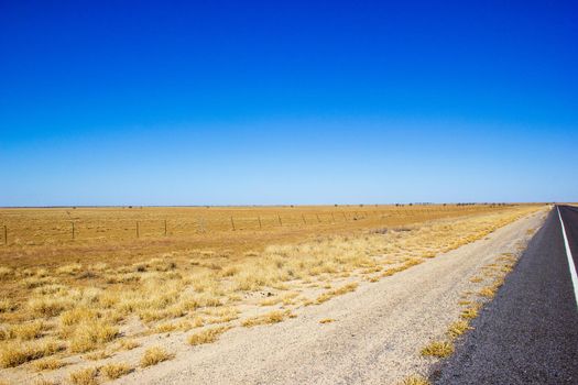 gerade Straße durch die Wüste von Australien auf dem Flinders Highway, Queensland