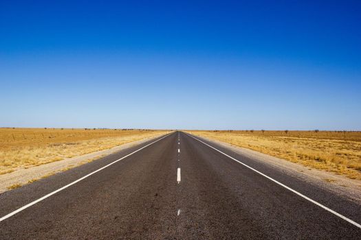 gerade Straße durch die Wüste von Australien auf dem Flinders Highway, Queensland