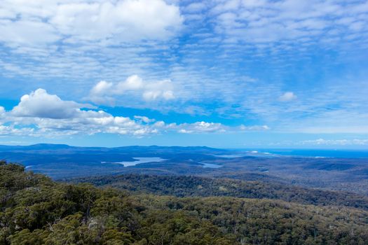 Croajingolong-Nationalpark an einem sonnigen Tag, betrachtet vom Genua-Gipfel, Victoria, Australien