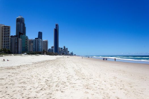 Besucher am Hauptstrand von Surfers Paradise. Es ist eines der bekanntesten Reiseziele Australiens an der Küste und zieht jedes Jahr 10 Millionen Touristen aus der ganzen Welt an