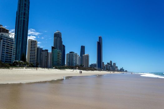 Besucher am Hauptstrand von Surfers Paradise. Es ist eines der bekanntesten Reiseziele Australiens an der Küste und zieht jedes Jahr 10 Millionen Touristen aus der ganzen Welt an