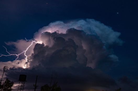 Sturmwolke mit etwas Blitz im australischen Outback, Cloncurry, Australien, nördliches Territorium.