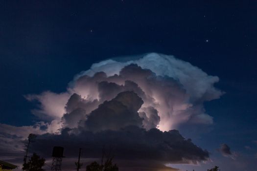 Sturmwolke mit etwas Blitz im australischen Outback, Cloncurry, Australien, nördliches Territorium.