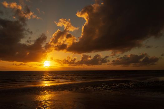 Sonnenaufgang bei Cape Tribulation in der Region Daintree im hohen Norden von Queensland. Cape Tribulation ist eine abgelegene Landzunge und ein Ziel für Ökotourismus im Nordosten von Queensland.