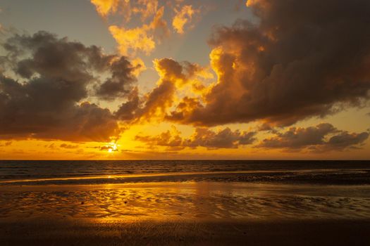 Sonnenaufgang bei Cape Tribulation in der Region Daintree im hohen Norden von Queensland. Cape Tribulation ist eine abgelegene Landzunge und ein Ziel für Ökotourismus im Nordosten von Queensland.