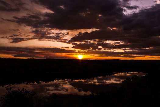 Schuss durch Bäume eines wunderschönen Sonnenuntergangs im australischen Outback mit 1 Seen, Nitmiluk National Park
