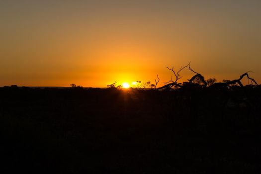 Ein erstaunlicher Sonnenuntergang im Outback Südaustralien, Australien