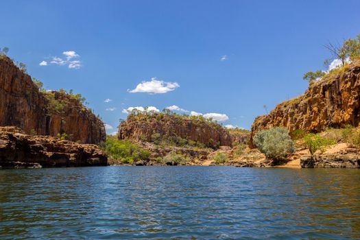 Katherine Gorge auf einer Kreuzfahrt am frühen Morgen den Fluss hinauf mit Wunderreflexionen und wunderschöner Landschaft, nördliches Territorium