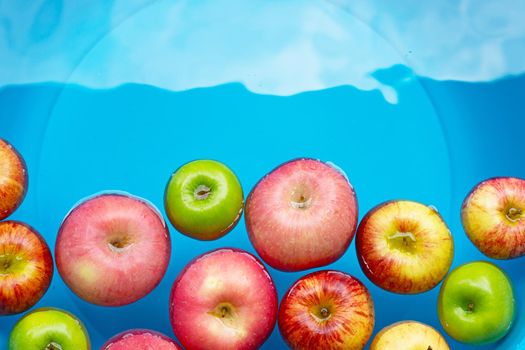 Washing fresh apples in the water