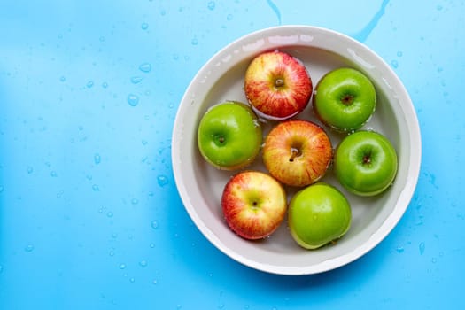Washing fresh apples in the water