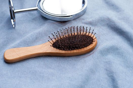 Hairs loss fall in comb