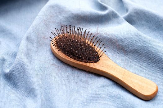 Hairs loss fall in comb