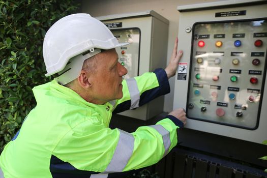 maintenance engineer, Solar energy systems engineer perform analysis solar panels, Portrait of engineer man or worker, people, with solar panels or solar cells on the roof in farm. Power plant with green field, renewable energy source in American. Eco technology for electric power.