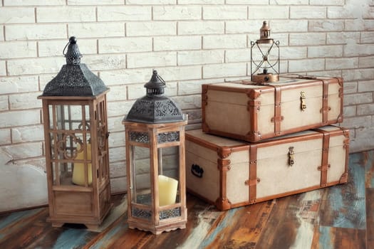 Decorative vintage suitcases and lamps against the background of a textured wall, a stylized photo zone.