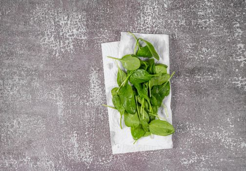Step 2. Preparation of products for smoothies. The washed spinach leaves are laid to dry on a paper towel.
