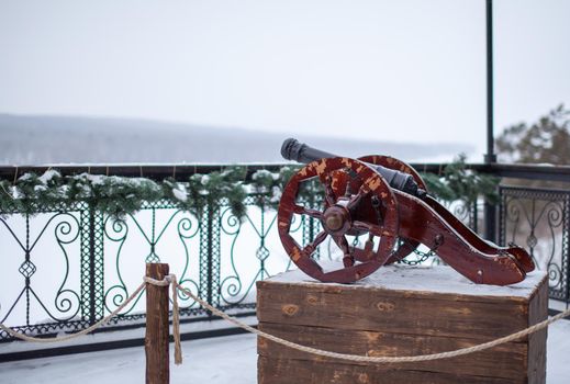 The decorative cannon is reminiscent of the old wars. A cannon with round wheels is installed as a decoration in the park.