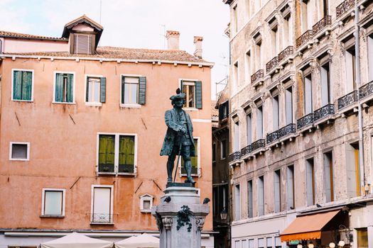 Its bronze statue lies on a marble base in the center of Campo San Bartolomeo. Located in this place in 1883, his monument became a place for a picnic.