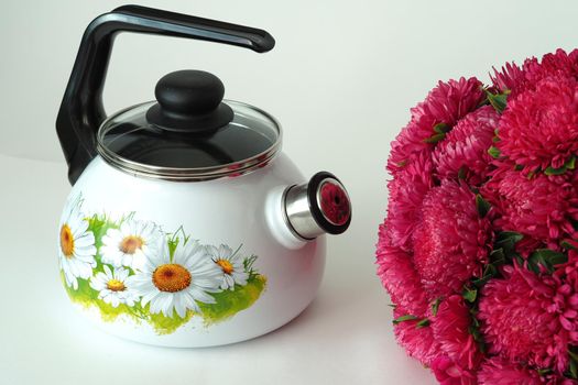 Beautiful dishes. An enamelled kettle with a whistle and a transparent lid, drawing.