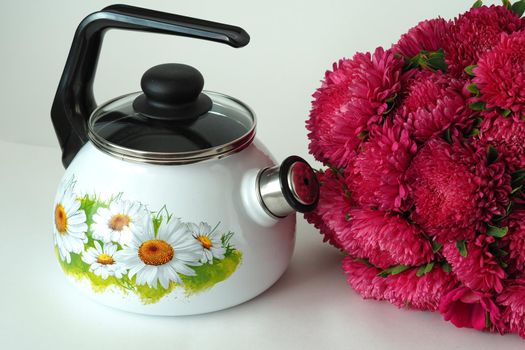 Beautiful dishes. An enamelled kettle with a whistle and a transparent lid, drawing.