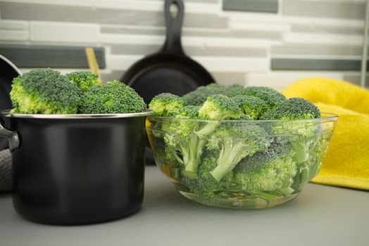 Prepare broccoli for eating on the kitchen table, broccoli florets soaked in a clear bow