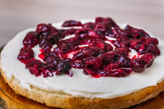 Cherry confiture on a cheesecake with coconut.
