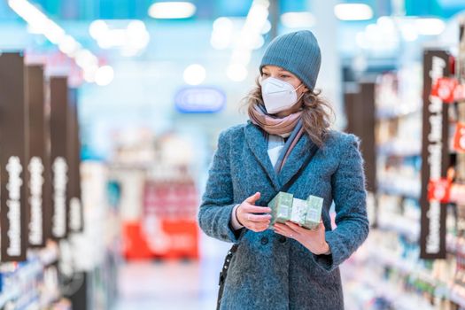 young woman shopping in the mall.