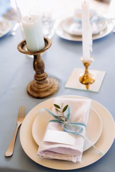 atmospheric candle decor with live fire on the banquet table