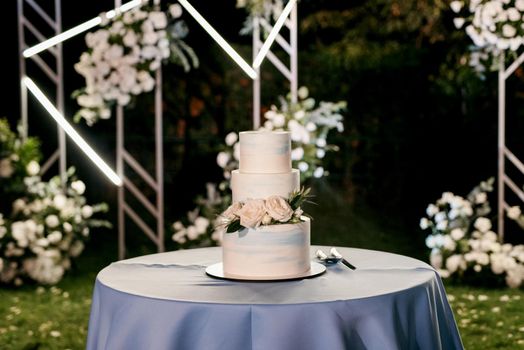 wedding cake at the wedding of the newlyweds