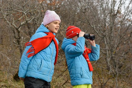 Girlfriend tells another girlfriend what she saw through binoculars