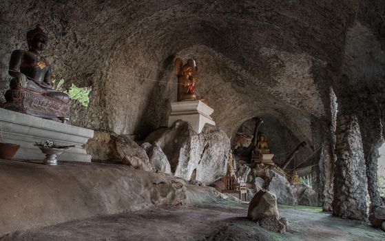The buddha image within Sumangklo Cave and it is the oldest and limestone cave temples at Lampang Province. No focus, specifically.