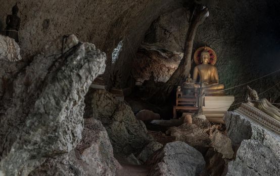The buddha image within Sumangklo Cave and it is the oldest and limestone cave temples at Lampang Province. No focus, specifically.