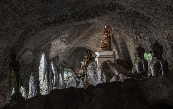 The buddha image within Sumangklo Cave and it is the oldest and limestone cave temples at Lampang Province. No focus, specifically.