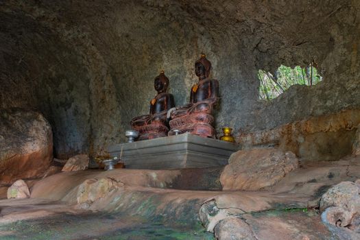 The buddha image within Sumangklo Cave and it is the oldest and limestone cave temples at Lampang Province. No focus, specifically.