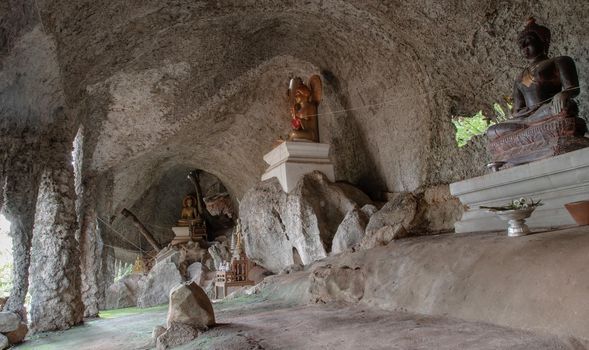 The buddha image within Sumangklo Cave and it is the oldest and limestone cave temples at Lampang Province. No focus, specifically.