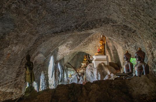 The buddha image within Sumangklo Cave and it is the oldest and limestone cave temples at Lampang Province. No focus, specifically.