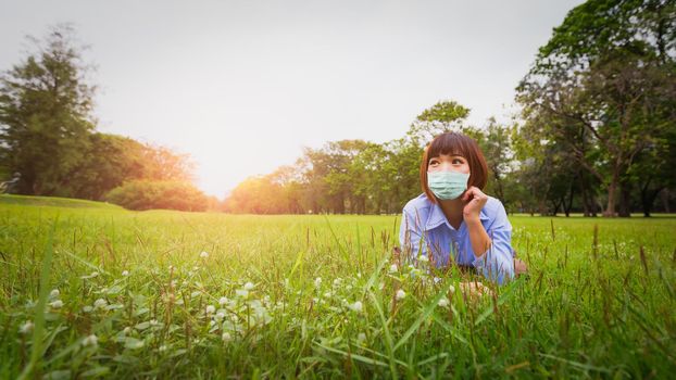Traveling out alone with nature after detention To prevent the epidemic virus By wearing a protective mask.  An Asian woman with a mask